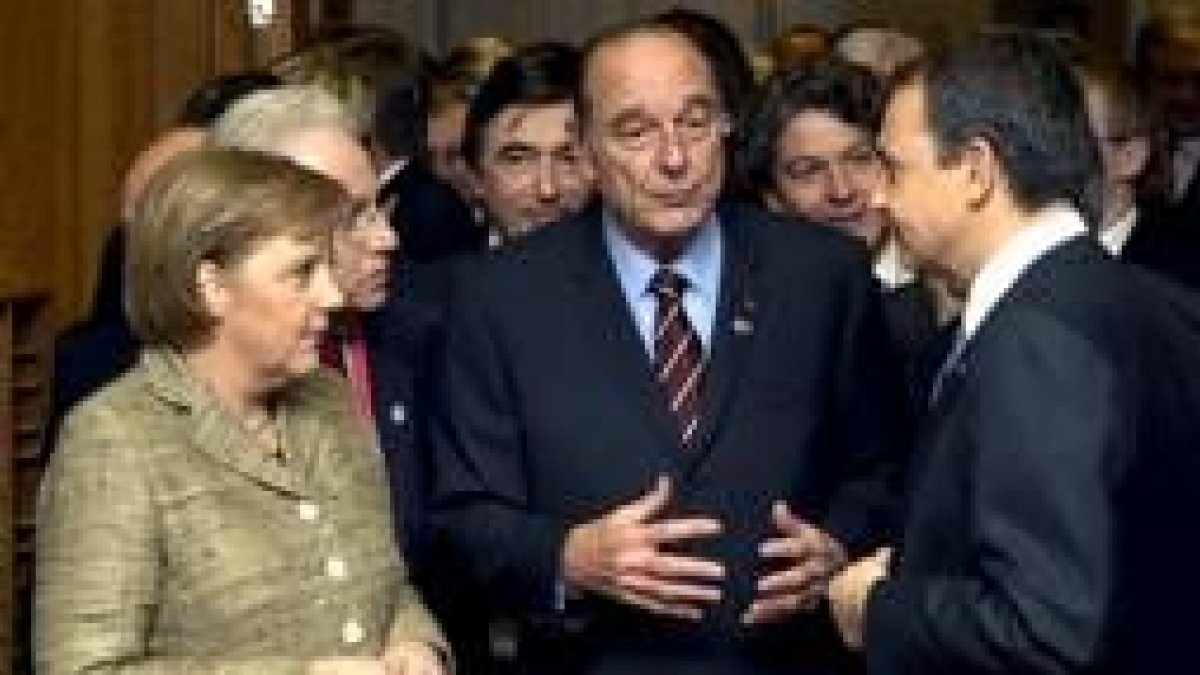 Angela Merkel, Jacques Chirac y Rodríguez Zapatero, ayer en Bruselas