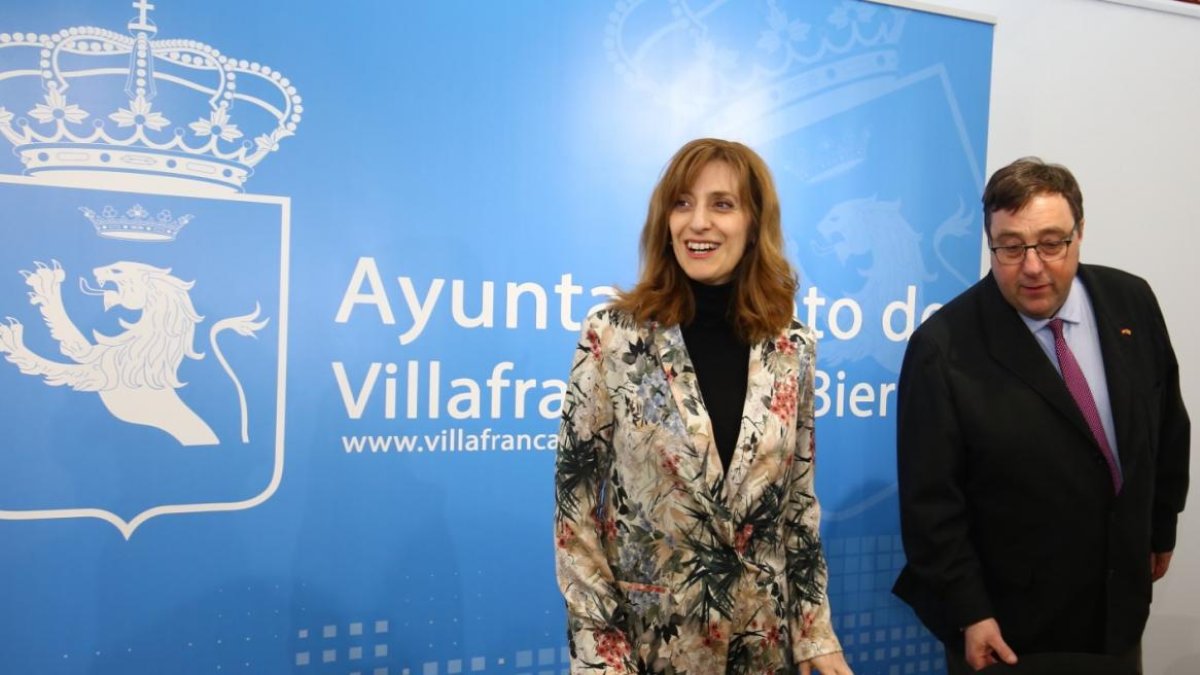 La directora general de Políticas Culturales de la Junta, Mar Sancho, junto al alcalde de Villafranca del Bierzo (León), Jose Manuel Pereira, durante la presentación del Premio Nacional de la Crítica Literaria 2019