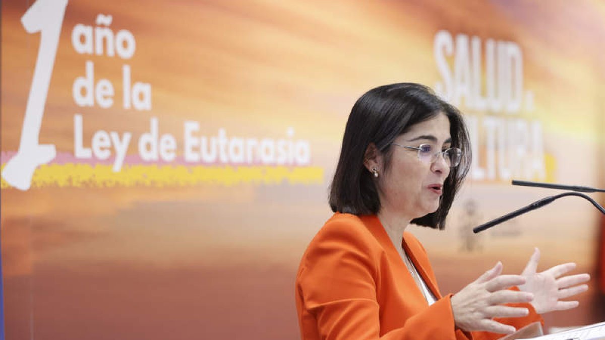 La ministra Carolina Darias en un acto conmemorativo del primer año de la ley de eutanasia, ayer en Madrid.  EMILIO NARANJO