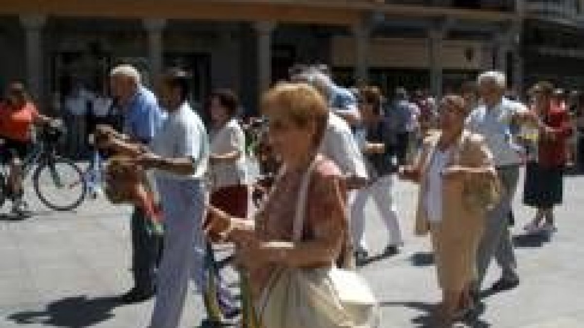 Los jubilados de Astorga disfrutaron de la fiesta entre castañuelas y tamboril