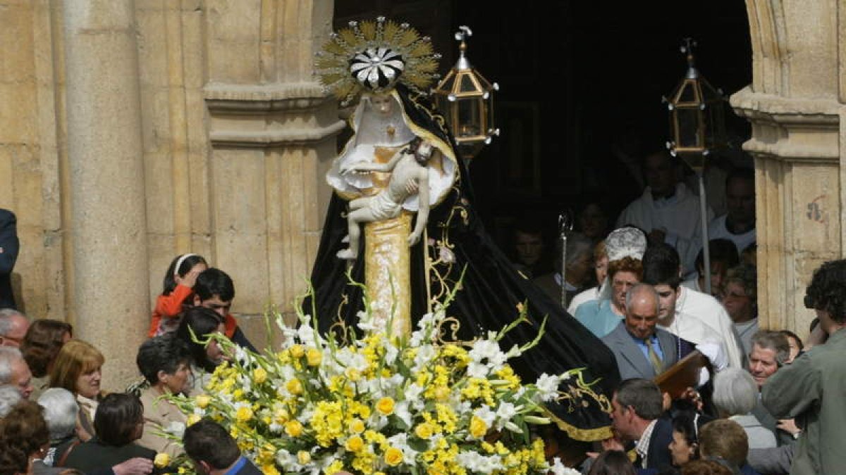 Imagen de archivo de la Virgen de la V Angustia que saldrá hoy. DL