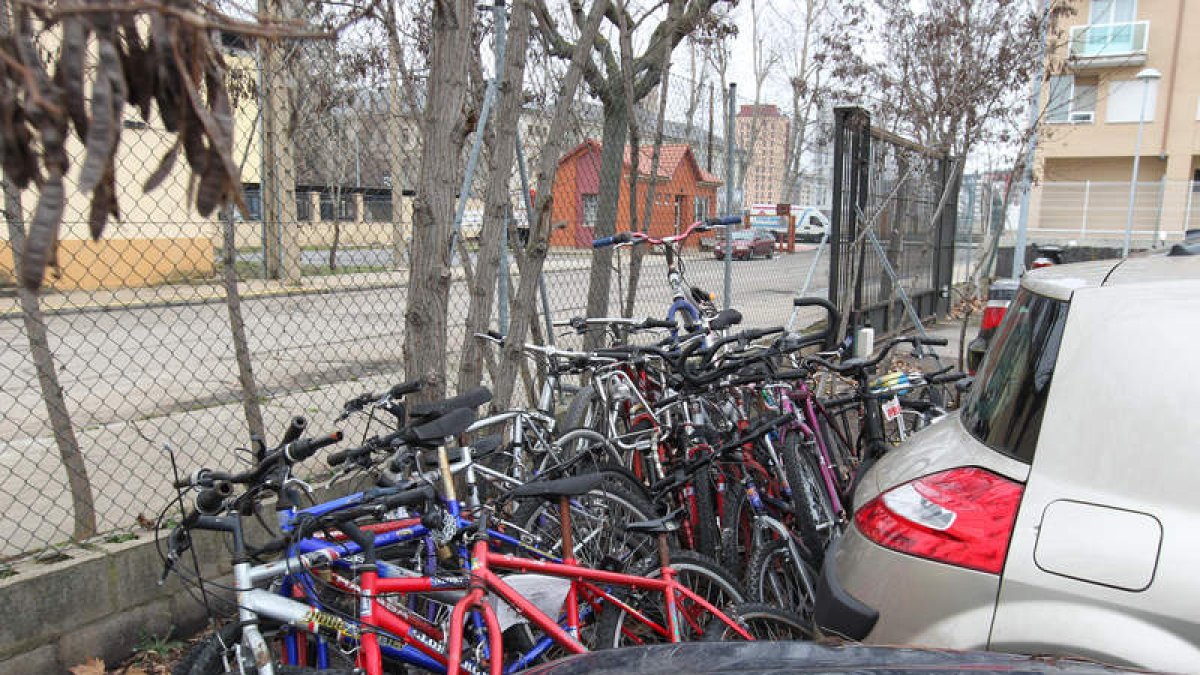 La bicicletas se acumulan en los almacenes de la grúa del paseo del Parque. SECUNDINO PÉREZ