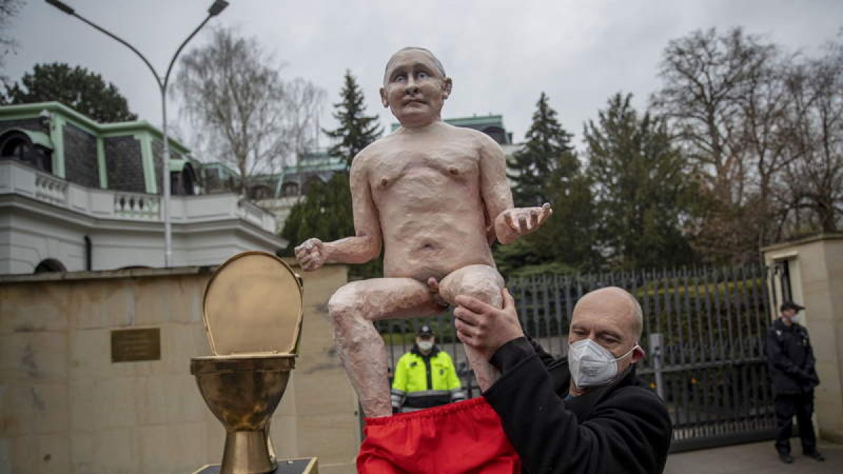 Imagen de una escultura cáustica de Putin. MARTIN DIVISEK
