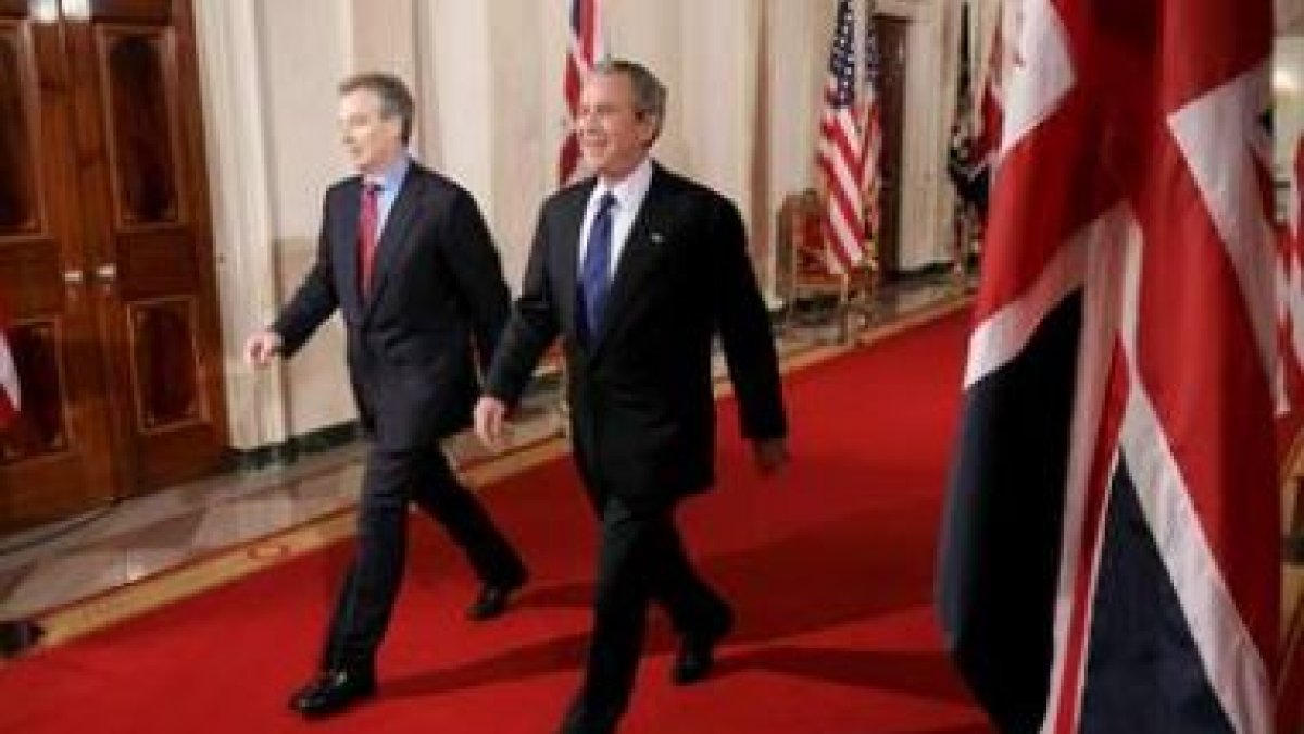 Blair y Bush caminan por la Casa Blanca, en una imagen de archivo.