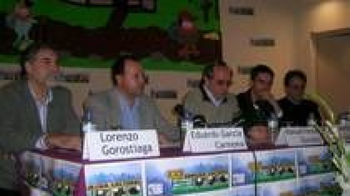 Los participantes en la mesa redonda abordaron el futuro de la comarca y de la radio