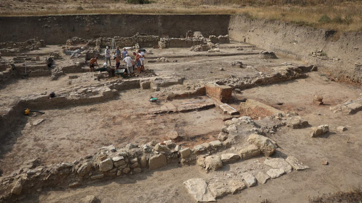 Restos de la sinagoga encontrada por los arqueólogos rusos.  VÓLNOYE DELO