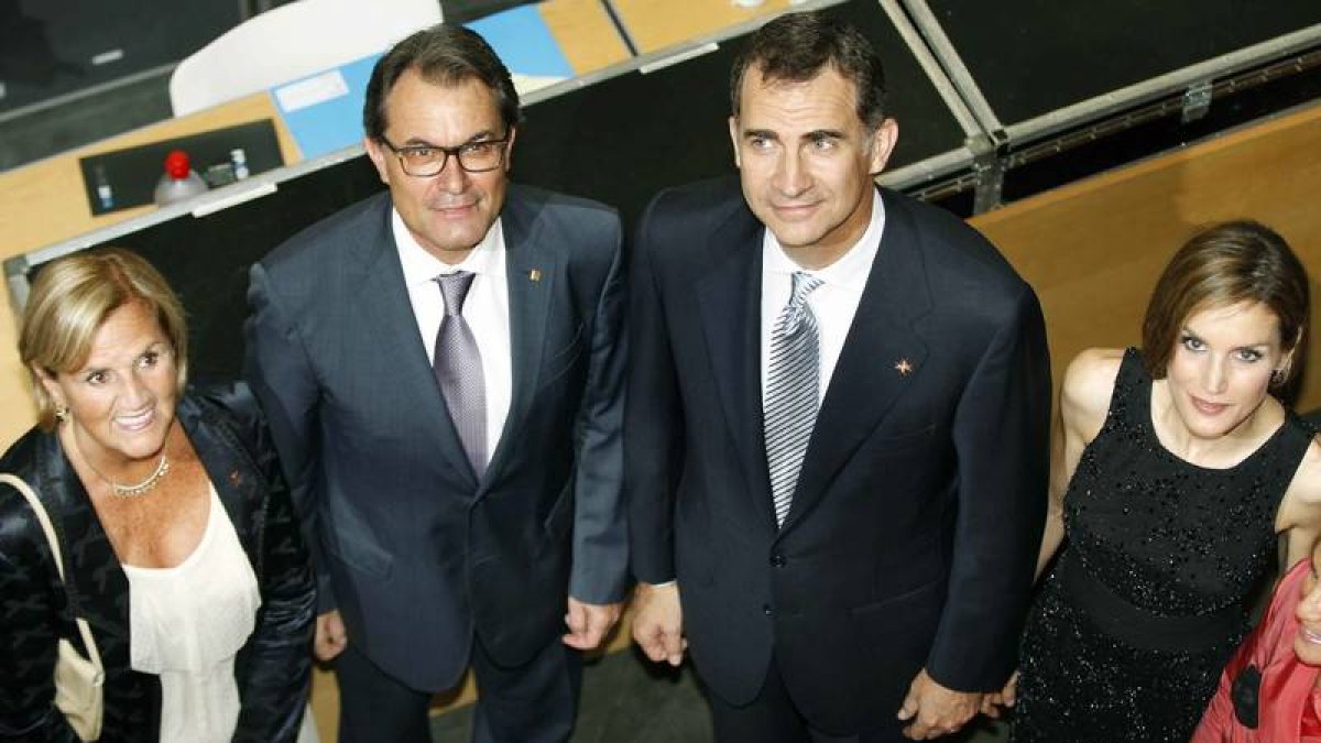 El rey Felipe VI y la reina Letizia posan con el presidente de la Generalitat de Catalunya, Artur Mas, y la presidenta del Parlament catalán, Nuria de Gispert