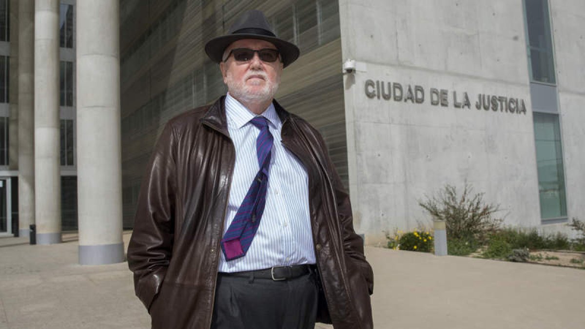Manuel López Bernal, a su salida ayer de la Ciudad de la Justicia murciana. MARCIAL GUILLÉN