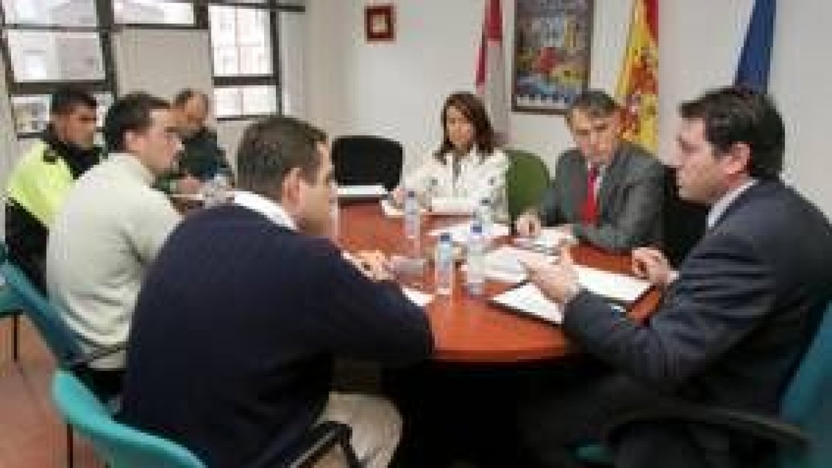 Francisco Álvarez (segundo derecha) escuchaba ayer al alcalde de Cacabelos, José Manuel Sánchez