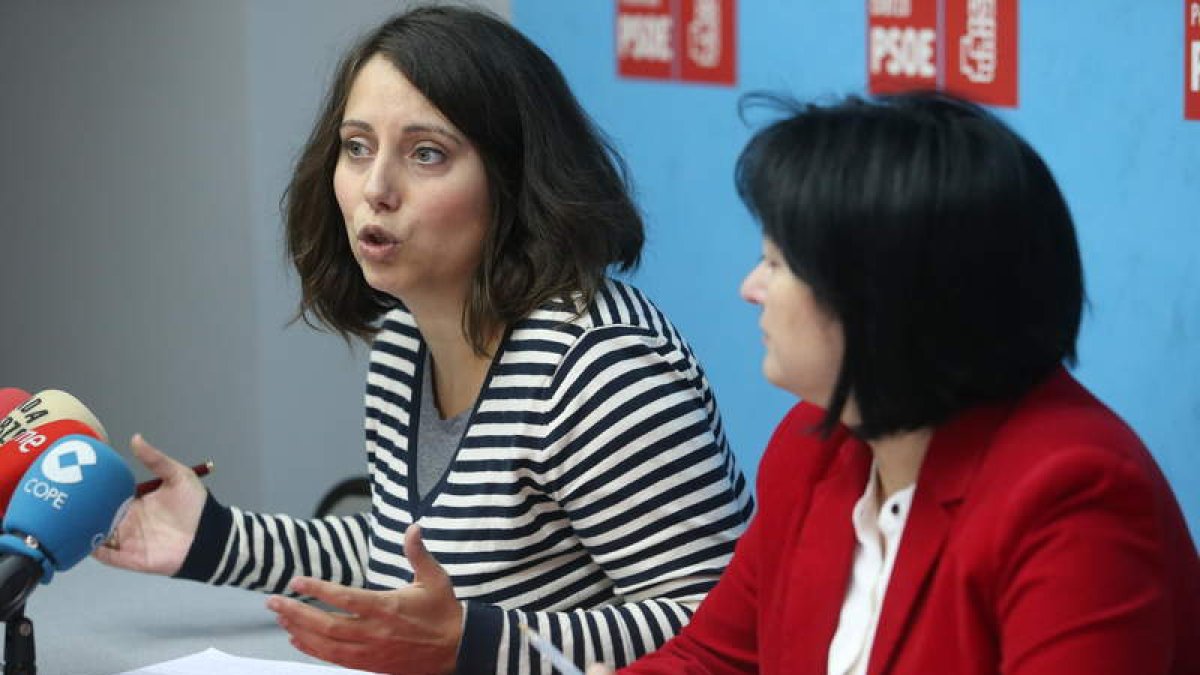 Helena Castellano y Ángela Marqués, ayer en la sede comarcal del PSOE, en Ponferrada.