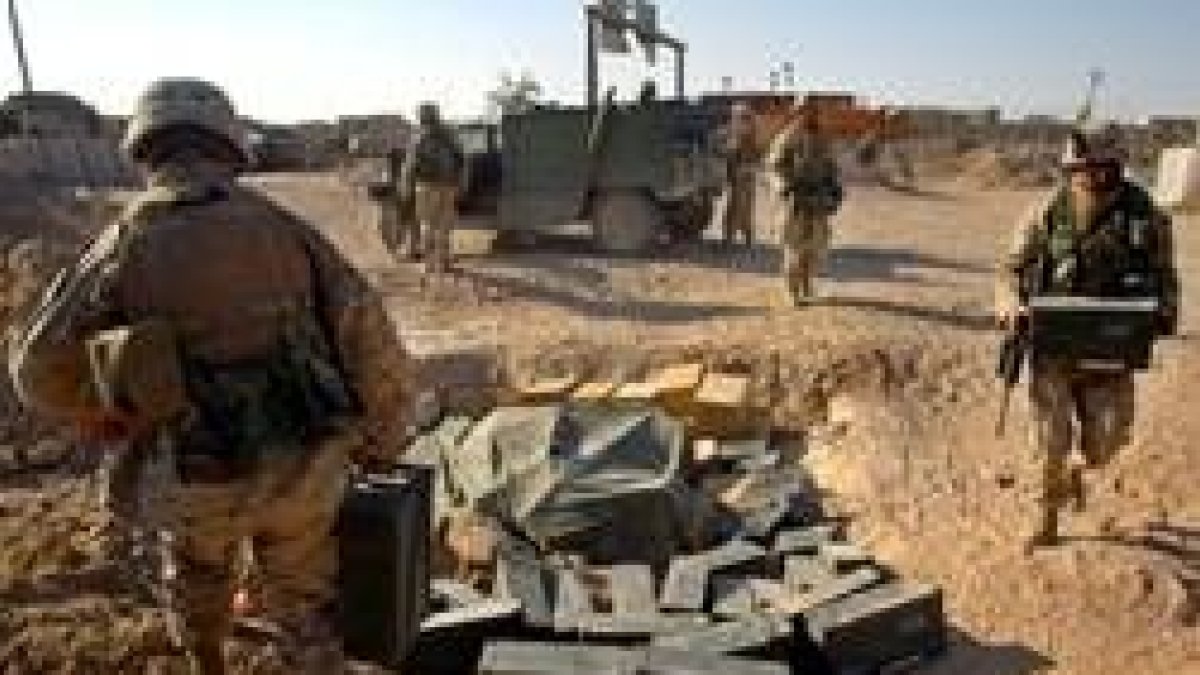 Los marines destapan la munición encontrada en un control rutinario en la ciudad iraquí de Faluya