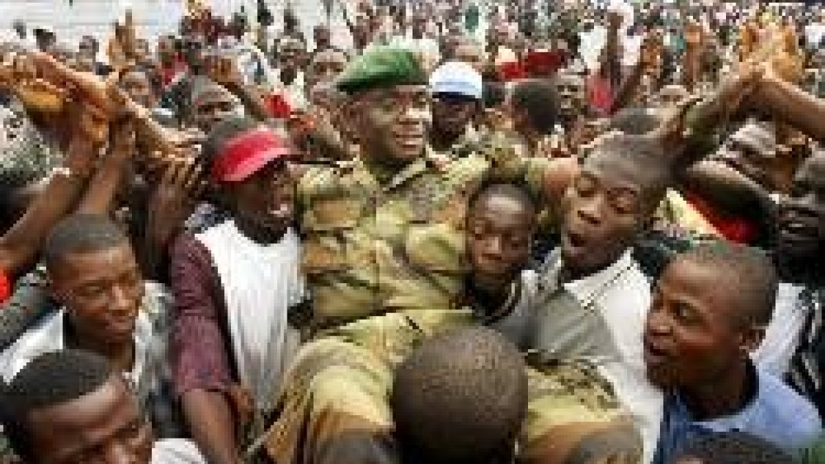 Los habitantes de Monrovia reciben como héroes a la avanzadilla de las tropas de paz africanas