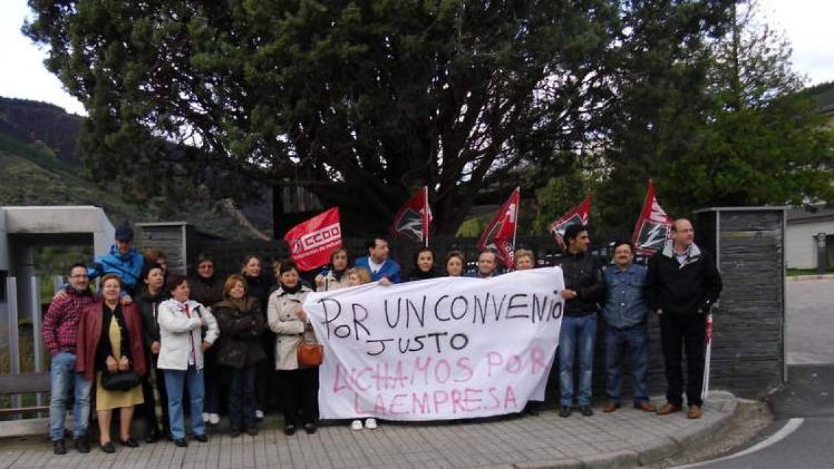 Miembros de la plantilla desplegaron una pancarta de protesta en el Parador de Villafranca.