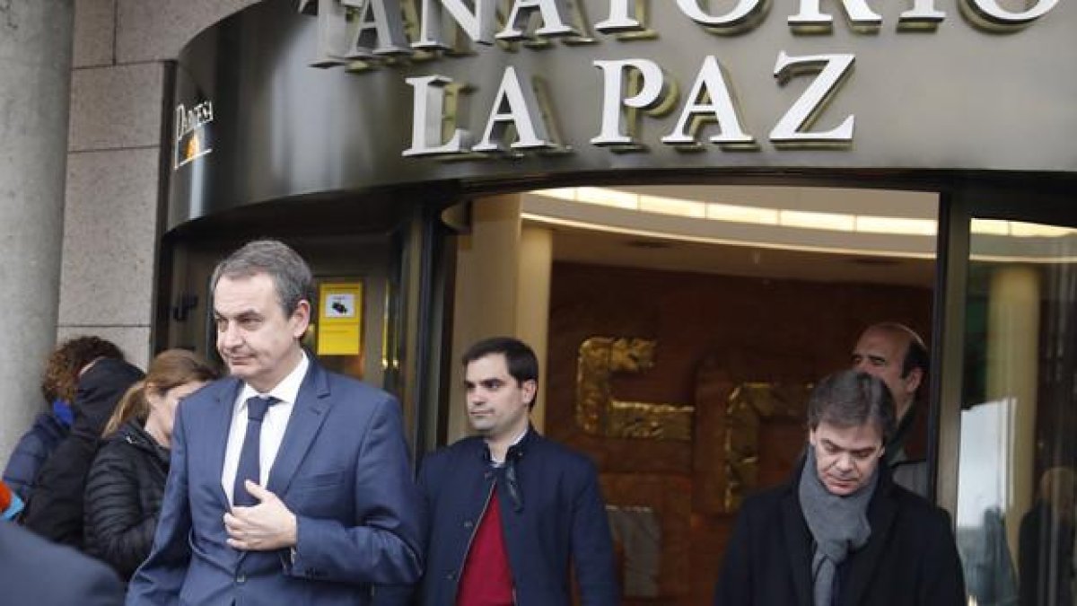 El expresidente del Gobierno, José Luis Rodríguez Zapatero (i), a su salida del Tanatorio de La Paz, en Alcobendas, donde está instalada la capilla ardiente de José Antonio Alonso, exministro del Interior y de Defensa.