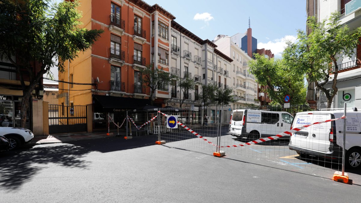 La calle Ramiro Valbuena, cortada al tráfico por obras. RAMIRO