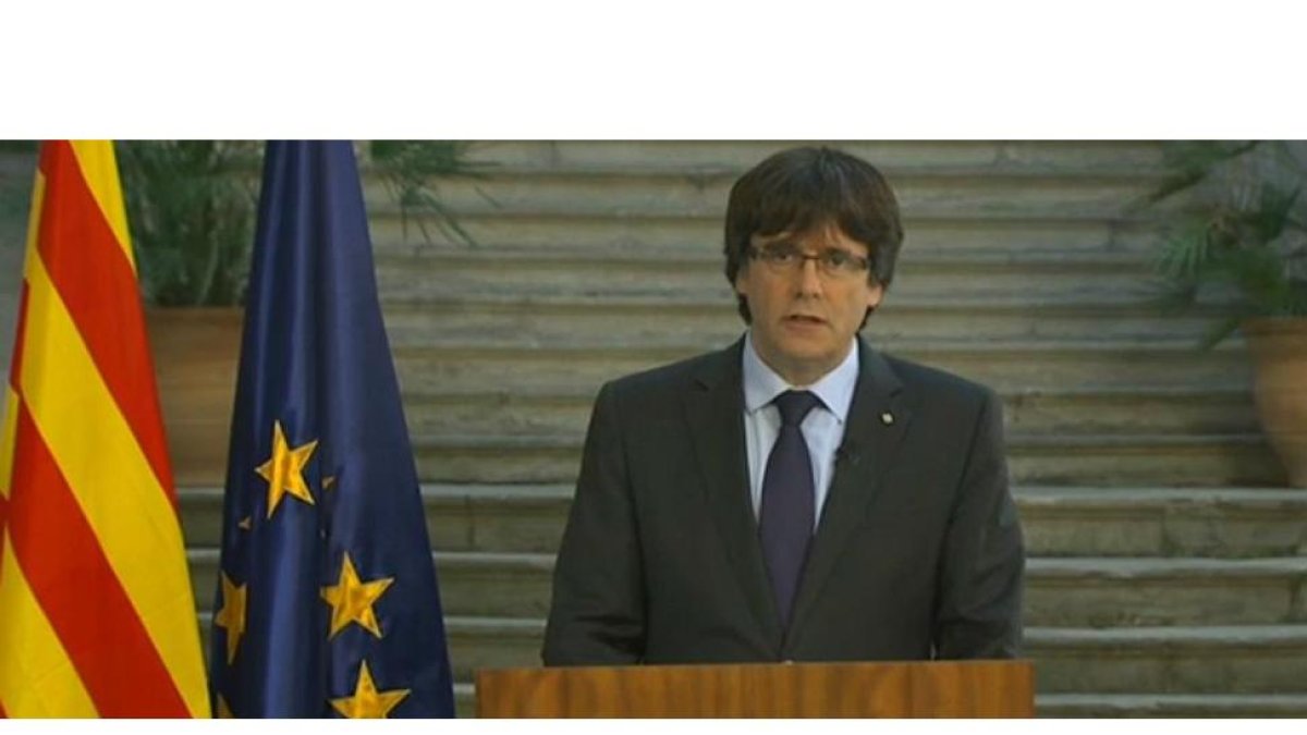 Carles Puigdemont durante su declaración institucional. / EL PERIODICO