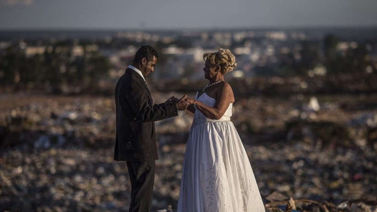 Una pareja de catadores de lixo, protagonizó la última historia de amor en el mayor basurero de Latinoamérica, que el sábado cerrará sus puertas en Brasilia, Brasil.