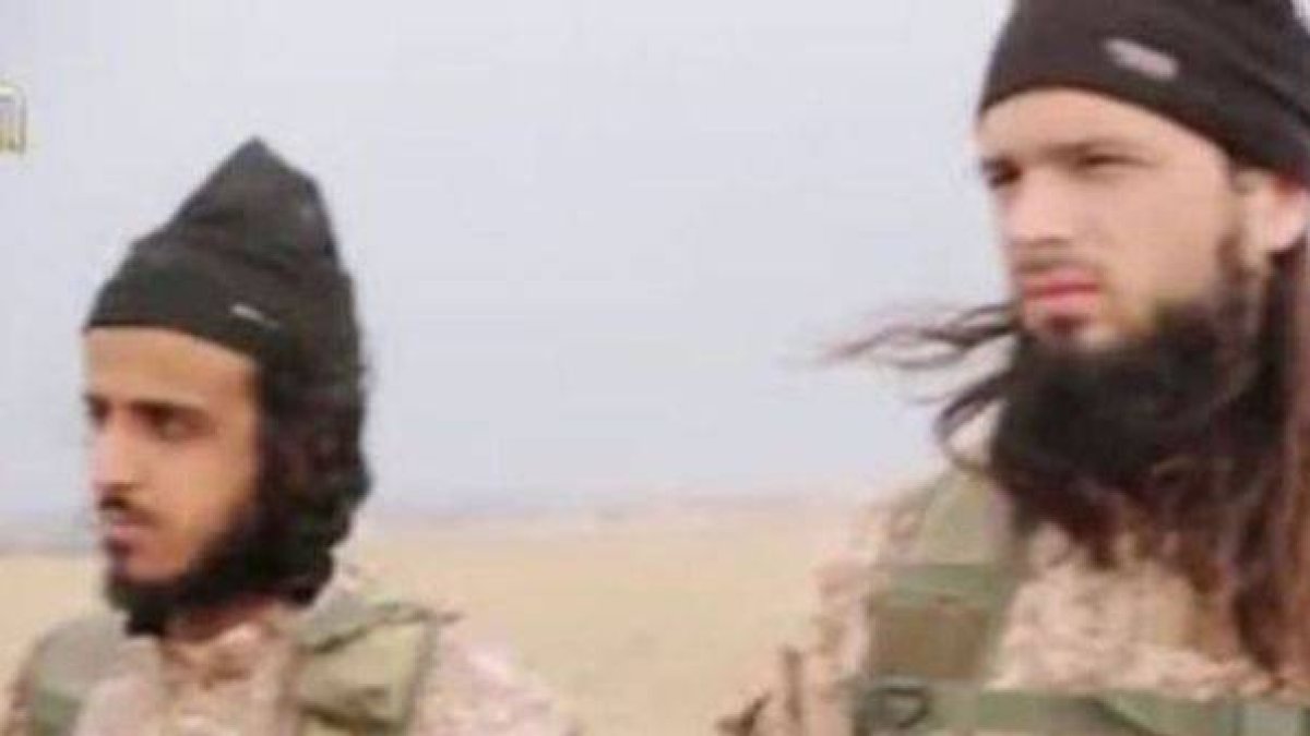 HAuchard, a la derecha, en un fotograma del vídeo difundido por el Estado Islámico.