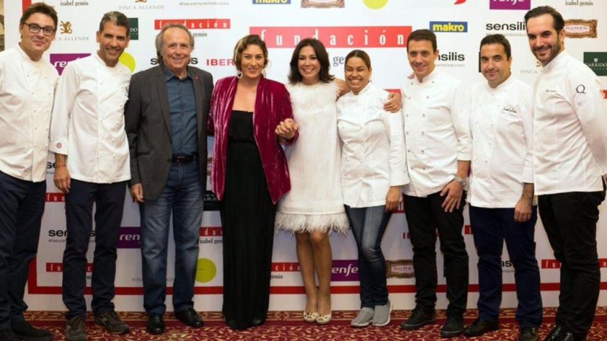 Isabel Gemio acompañada de Joan Manel Serrat, Estrella Morente y el equipo de chefs
