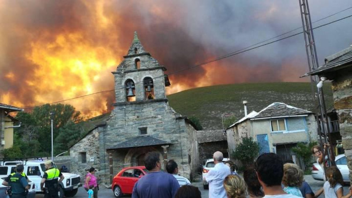 El fuego en Truchillas, ayer antes de la caída de la tarde. DL