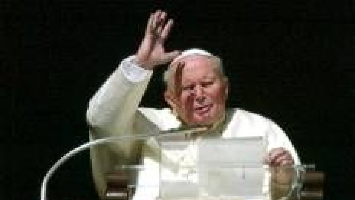 Juan Pablo II, ayer, durante la lectura del Ángelus en el Vaticano