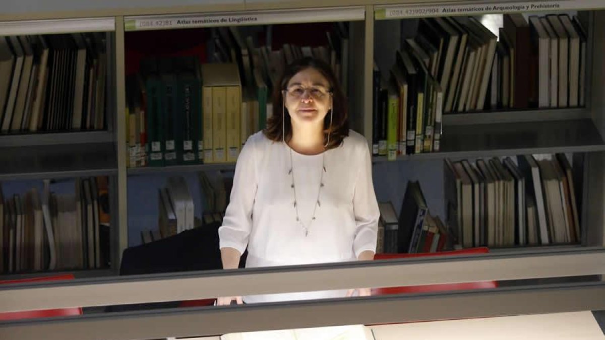 Cristina Jular Pérez-Alfaro en la Biblioteca del Consejo Superior de Investigaciones Científicas (CSIC), donde trabaja en Historia Medieval.