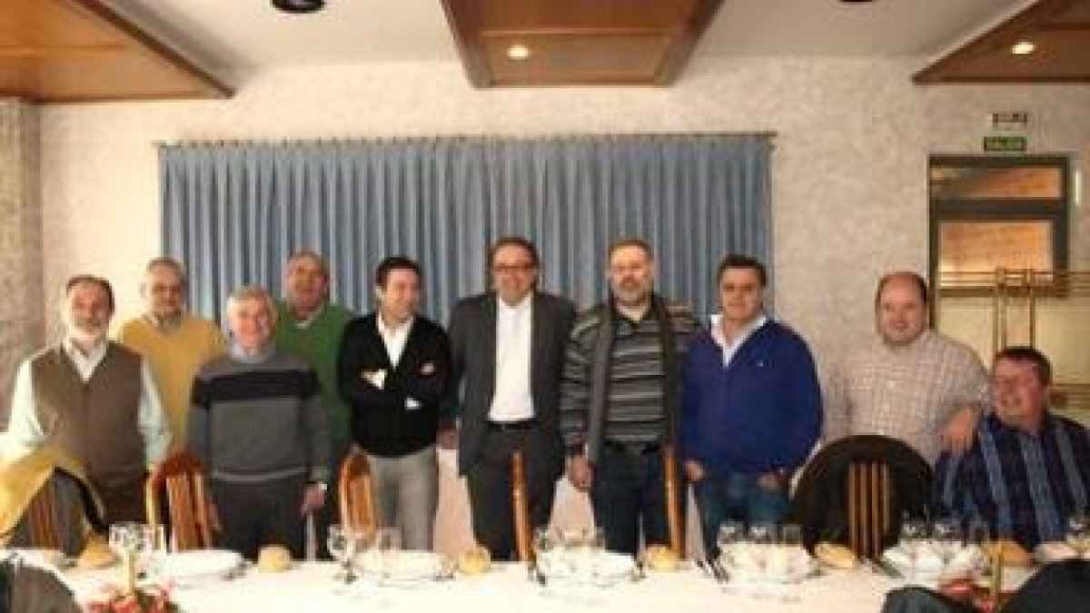 Chamorro, Santos, Alvarado y Bayón con afiliados de la UPL e IML ayer en Cistierna.