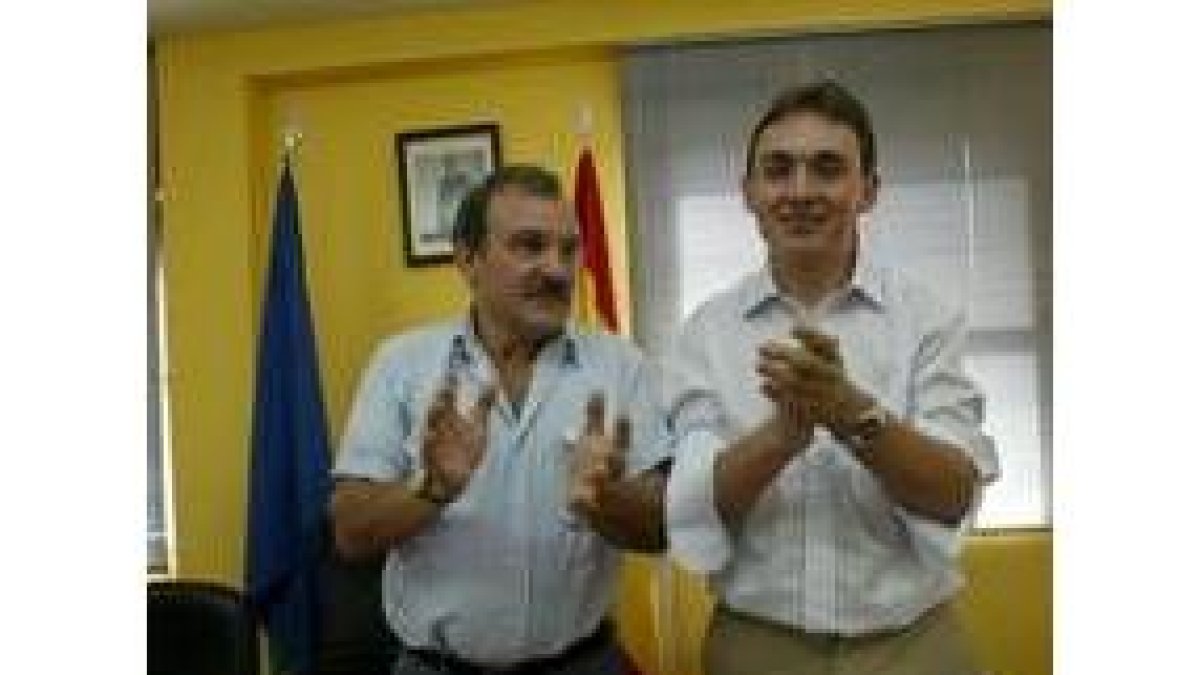 El alcalde y su predecesor, José Luis Prada, muy risueños hace 8 meses