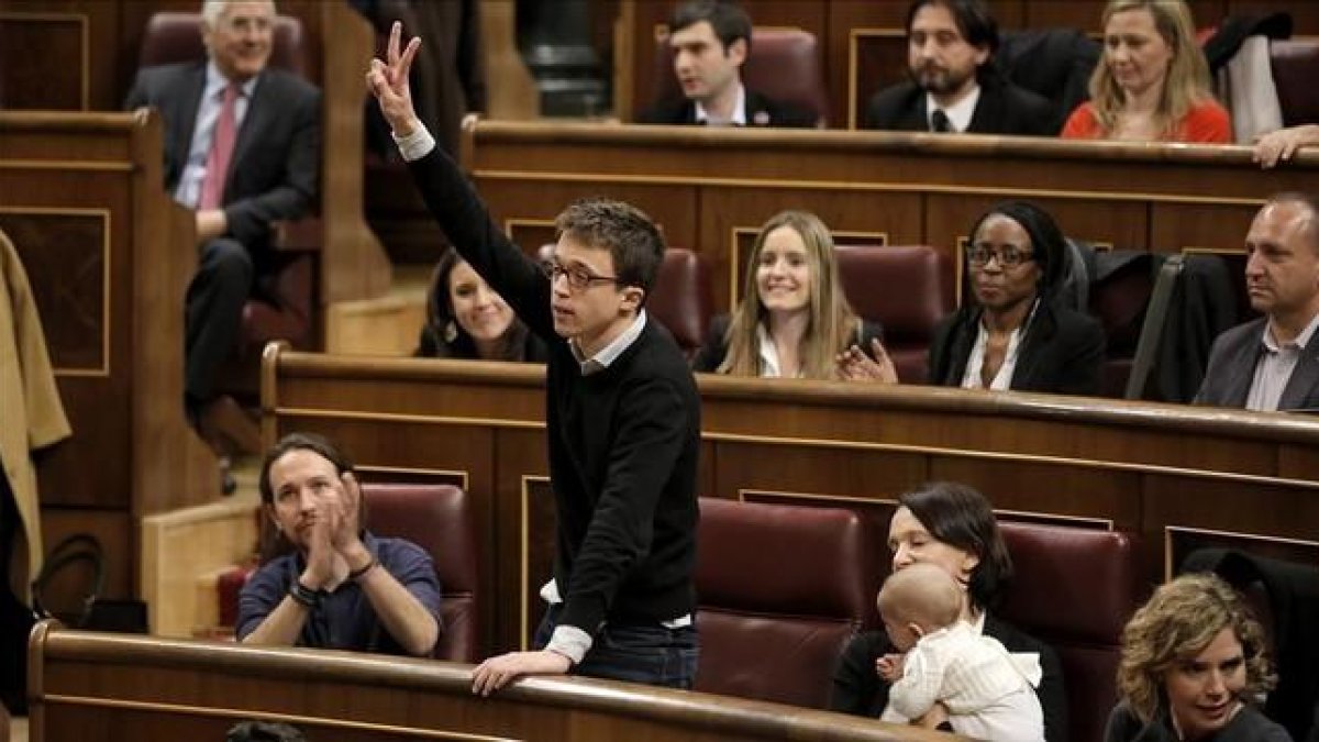 Íñigo Errejón promete su cargo como diputado en el Congreso, flanqueado por Pablo Iglesias y Carolina Bescansa.