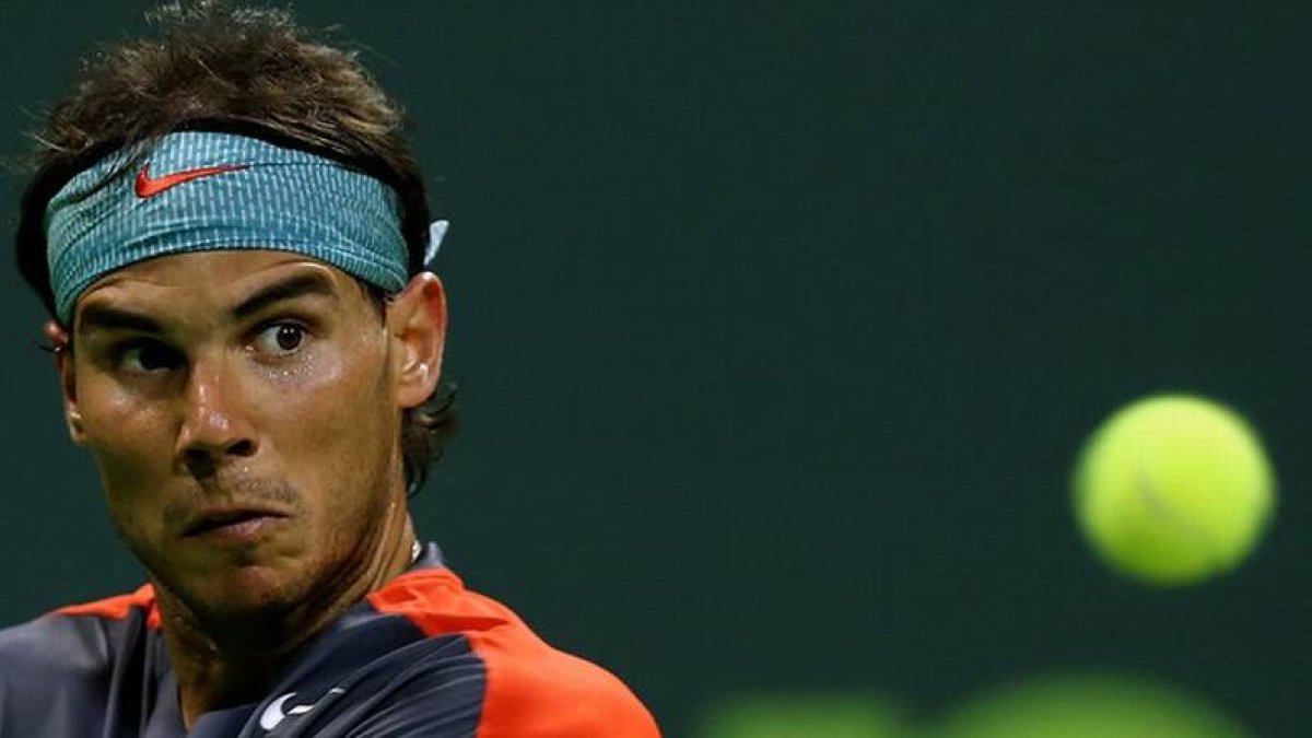 Rafael Nadal se dispone a devolver una bola a Peter Gojowczyk, en semifinales del torneo de Doha.