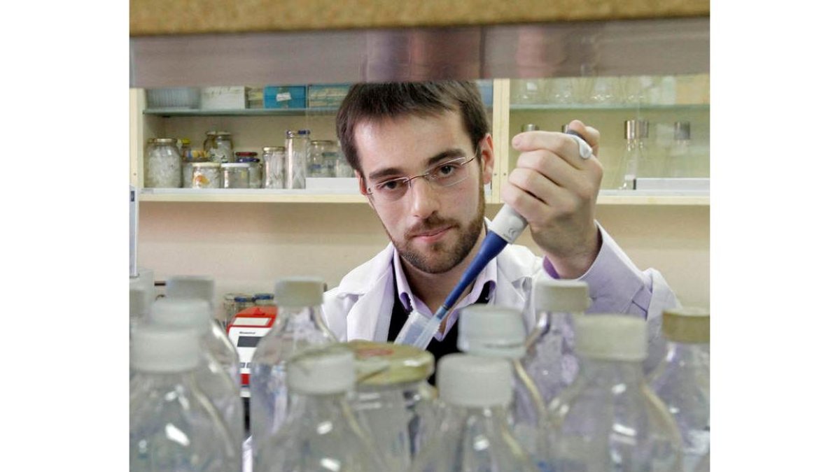 Rubén Álvarez Álvarez en uno de los laboratorios de Biología.