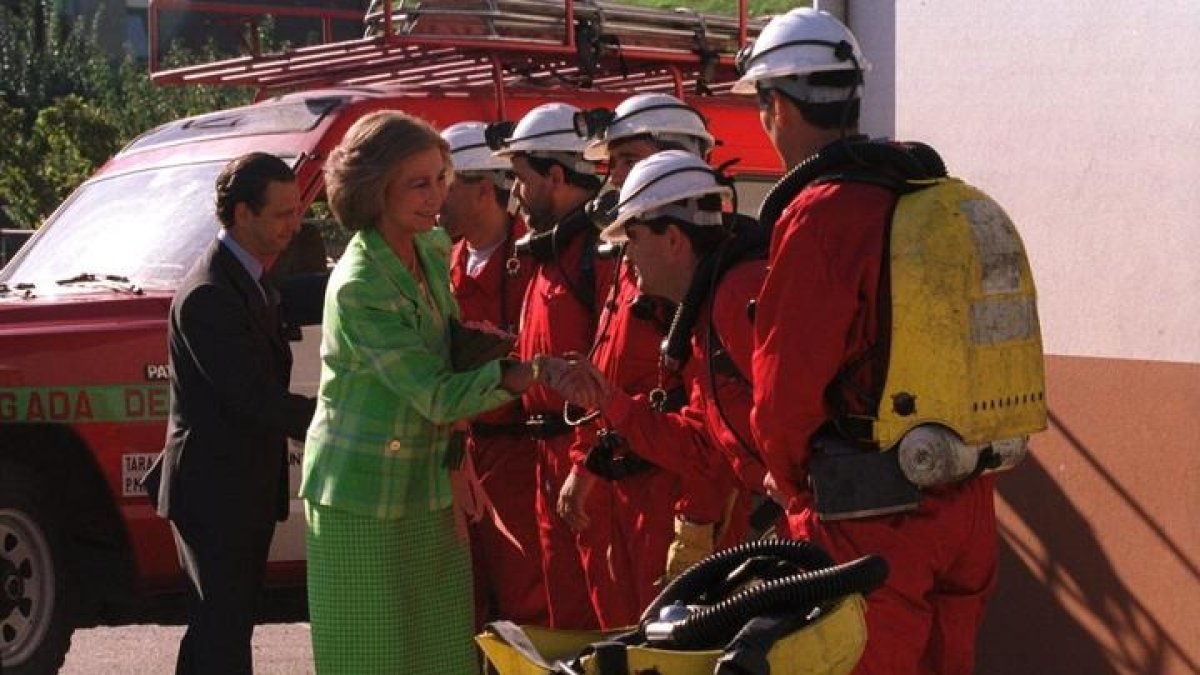 La reina Sofía visitó en 1999 El Bierzo. En la imagen saluda a mineros. NORBERTO