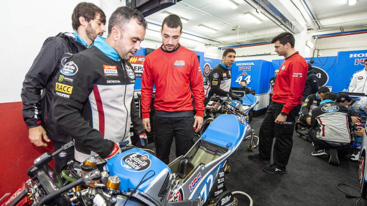 Santiago del Canto, en primer plano, y Antonio Multo, detrás, son los representantes leoneses en el Mundial de motociclismo.