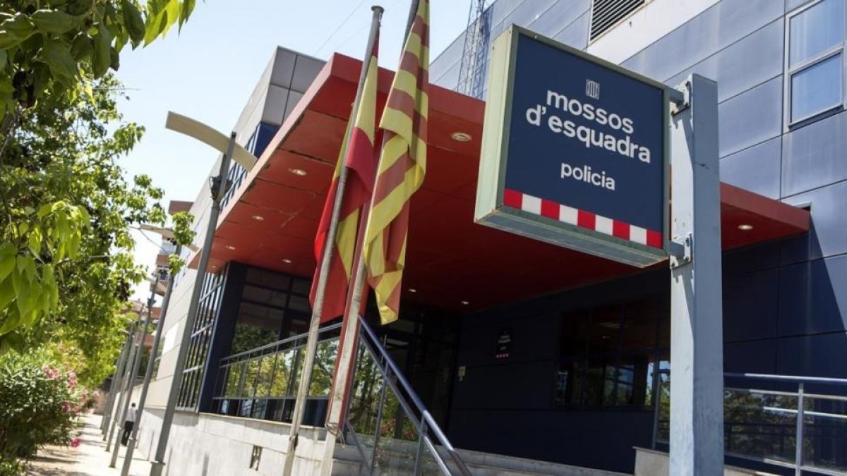 Comisaría de Mossos dEsquadra en el barrio del Pomar de Badalona.