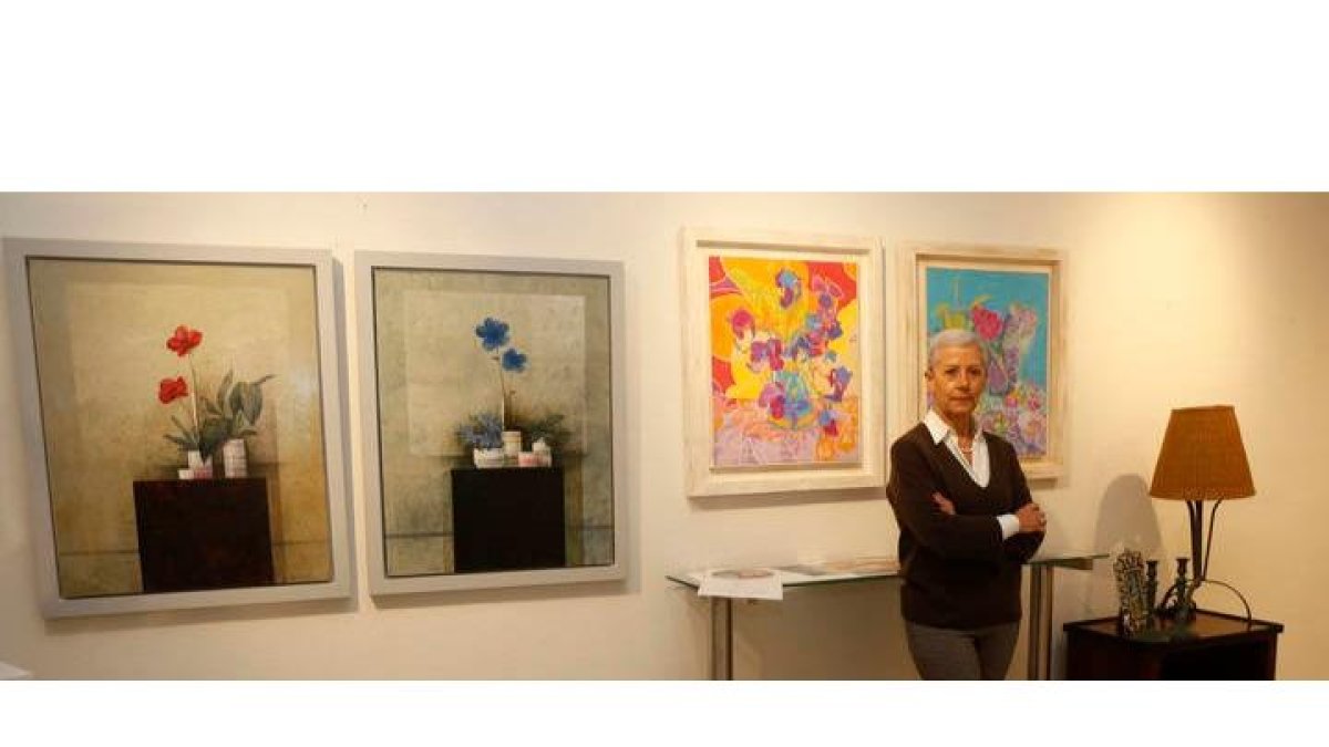 Marili Santos junto a algunas de las obras que cuelgan por última vez en la galería Bernesga. FERNANDO OTERO