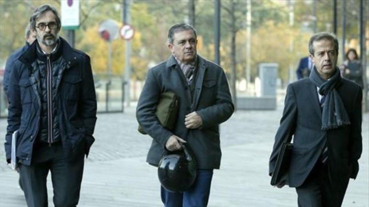 Jordi Pujol Ferrusola, en el medio, junto con sus abogados.