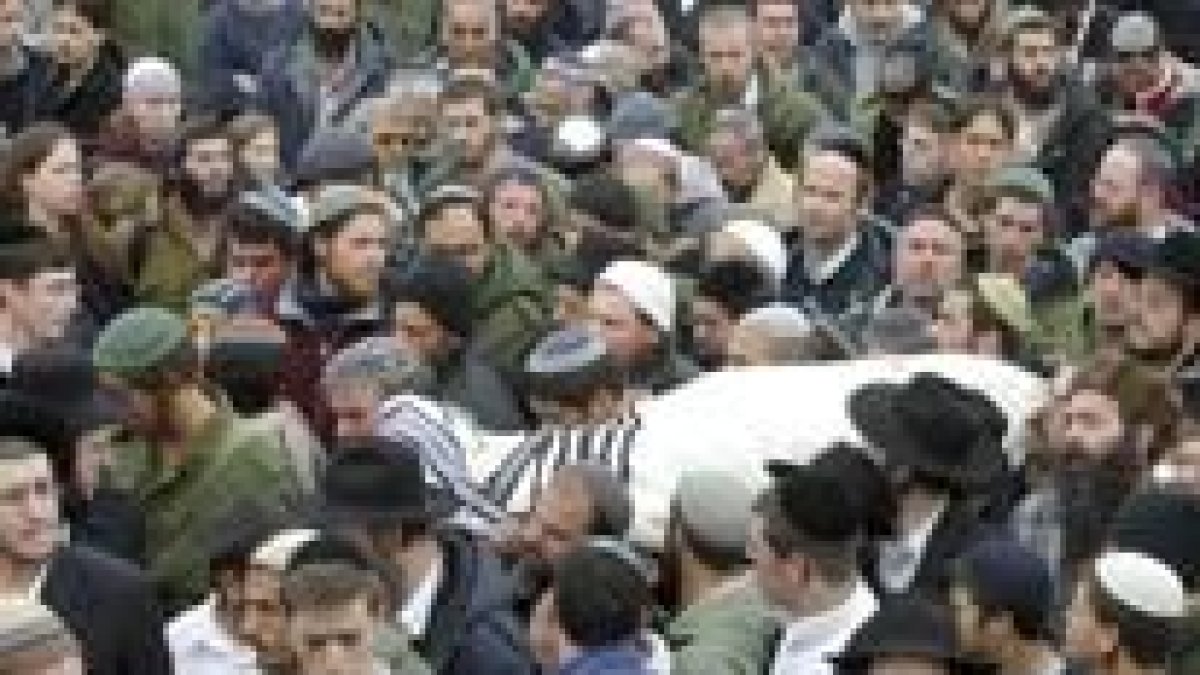 Imagen del entierro del colono israelí Natanel Ozeri, que tuvo lugar ayer