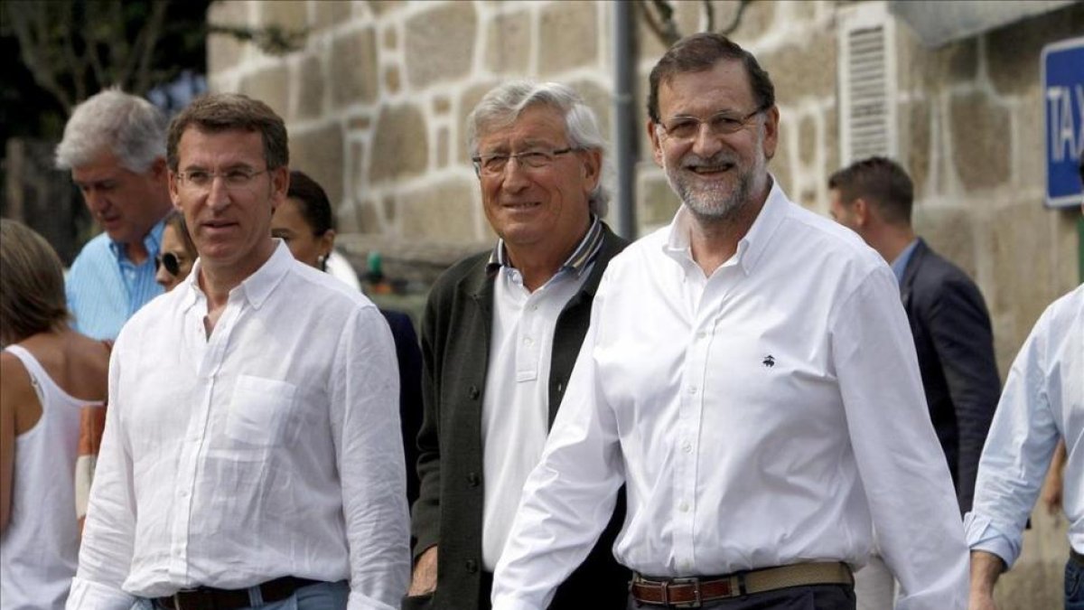 El presidente del PP y del Gobierno en funciones, Mariano Rajoy, junto a Alberto Núñez Feijoo en un acto en Pontevedra