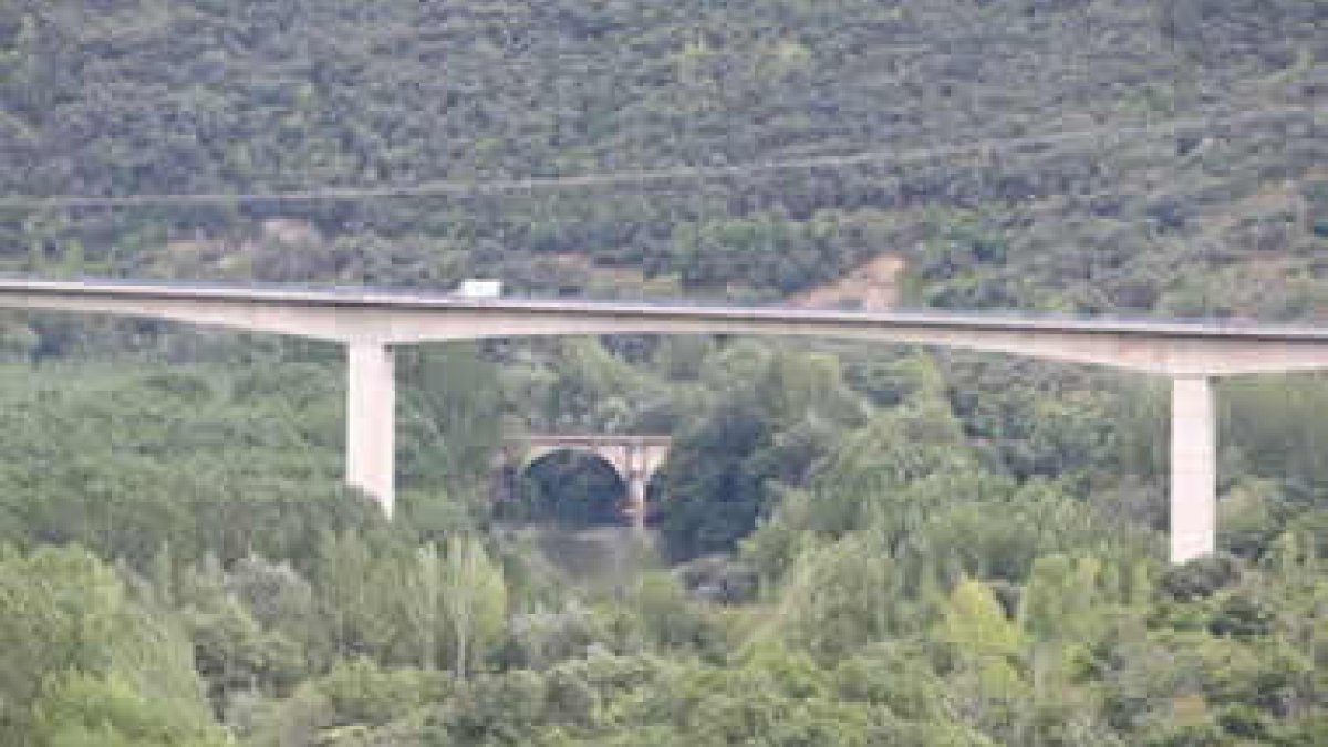 El viaducto de la N-120 a su paso por el municipio berciano de Sobrado, cerca de La Lastra.