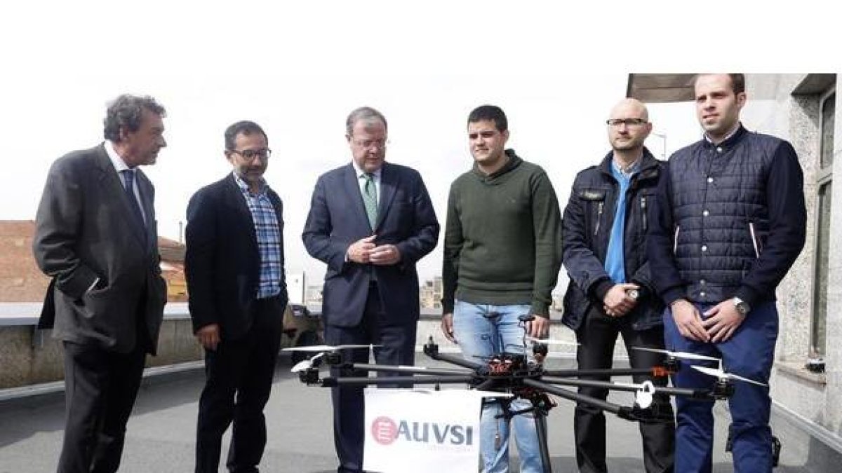 El alcalde de León, Antonio Silván, recibe a los representantes de la Asociación Internacional para Sistemas de Vehículos no Tripulados (AUVSI) tras convertirse León en la sede europea de drones