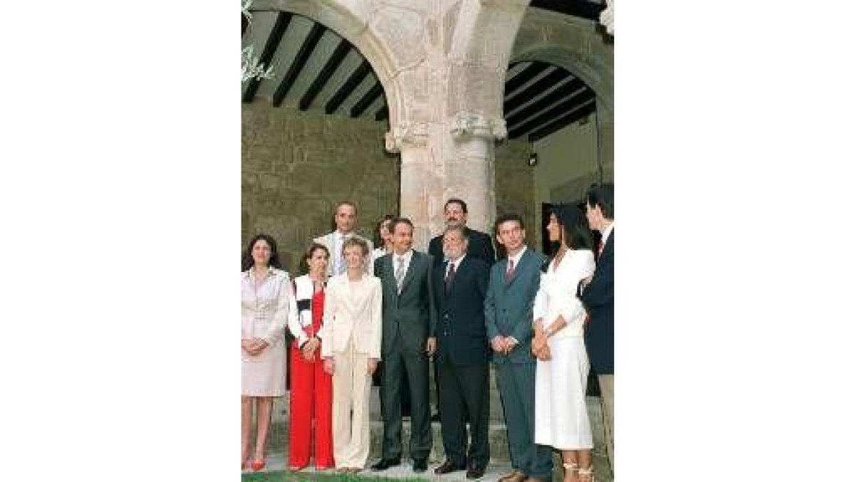 Zapatero e Ibarra, junto a miembros de sus ejecutivos