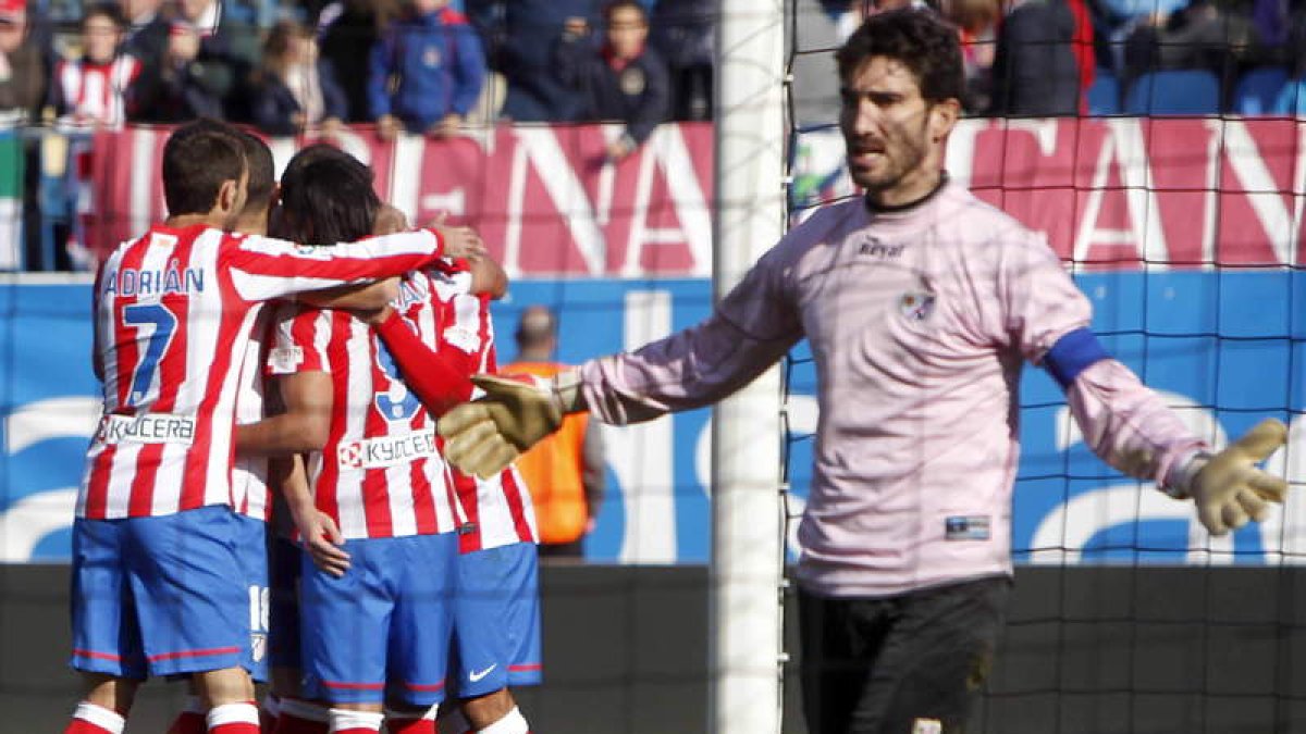 Los jugadores del Atlético de Madrid celebran el tercer gol de su equipo frente al Rayo.