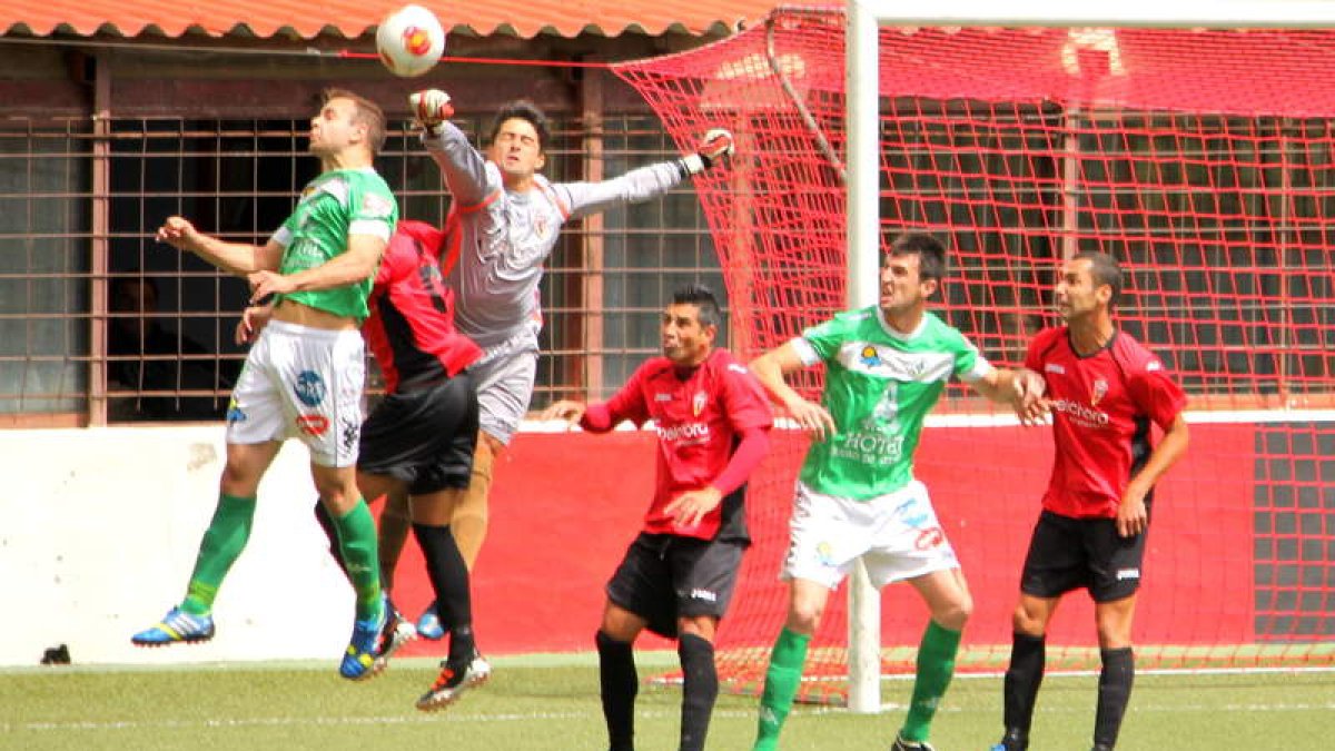Cristian, a la izquierda, trata de rematar de cabeza ante la oposición del meta del Mensajero Arellano, ante la atenta mirada de la defensa y del jugador del Astorga Antonio.