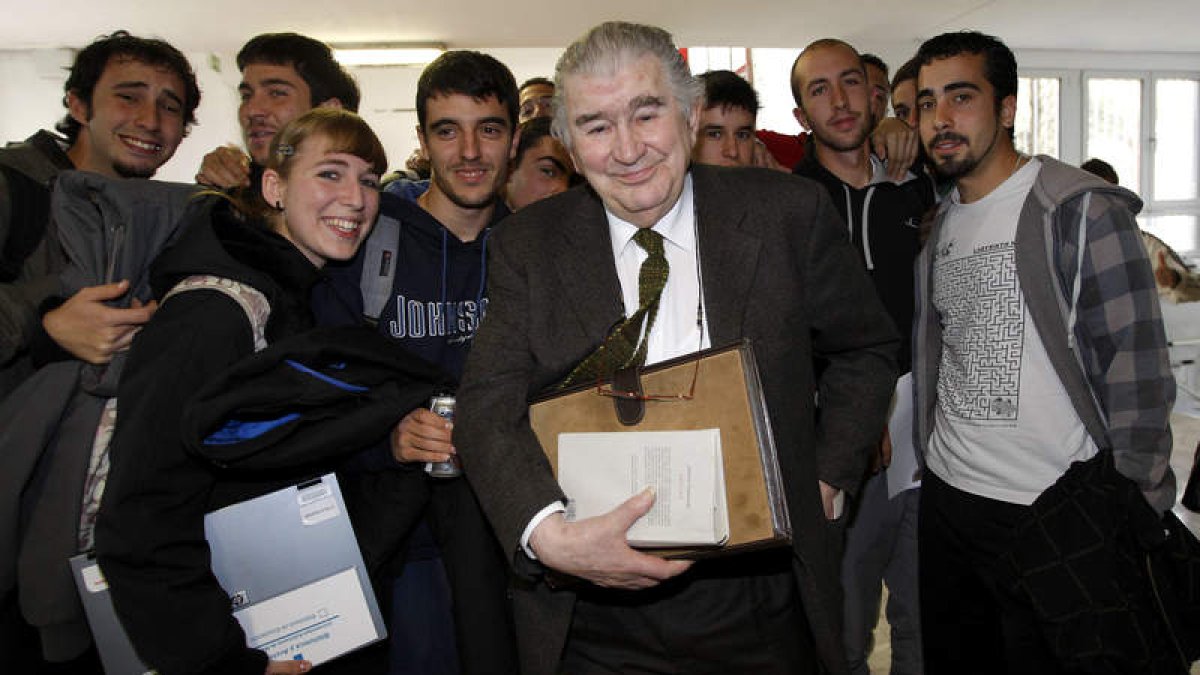 El escritor Antonio Gamoneda, durante un encuentro mantenido con alumnos de la Universidad Autónoma de Madrid en 2009. RAQUEL P. VIECO