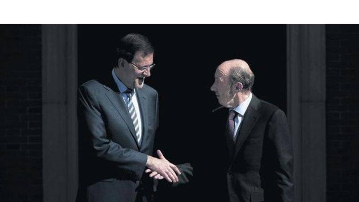 Rajoy y Rubalcaba se estrechan la mano en su última reunión oficial, el pasado 20 de junio, en la Moncloa.