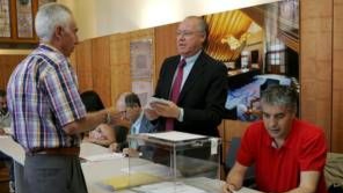 Un momento de las votaciones en Caja España el pasado 24 de junio