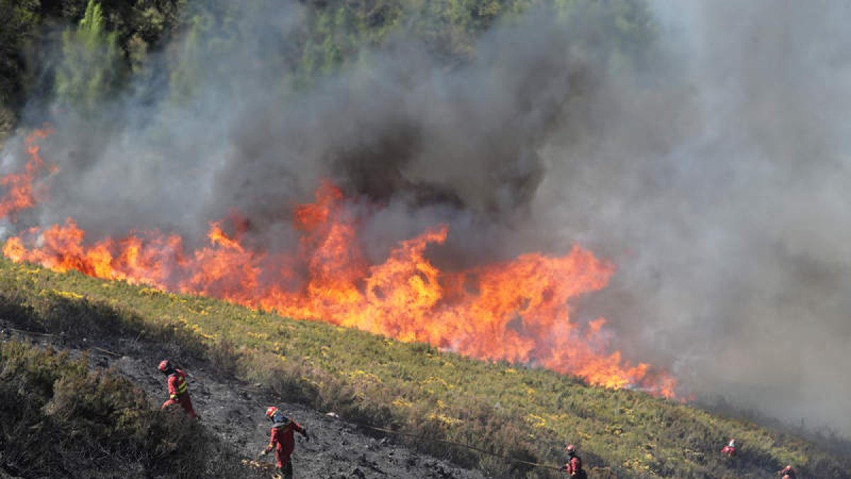 Imagen del incendio que devoró la Tebaida berciana en mayo del año pasado. ANA F. BARREDO