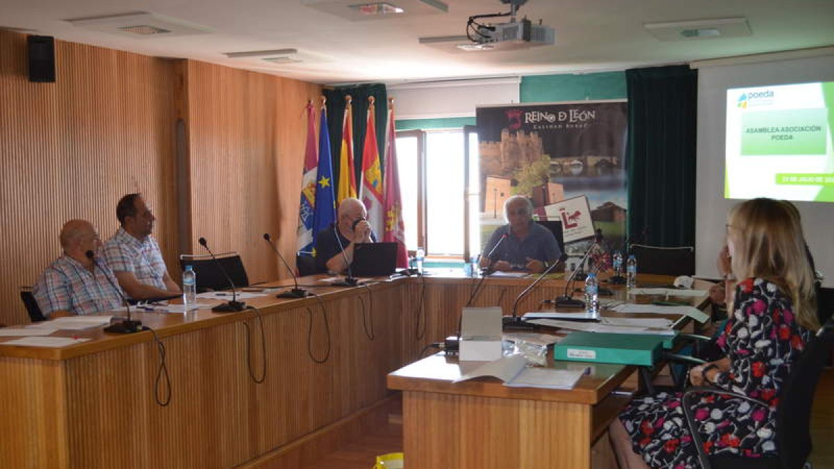 Imagen de la asamblea general de Poeda celebrada ayer en Santa María del Páramo. MEDINA