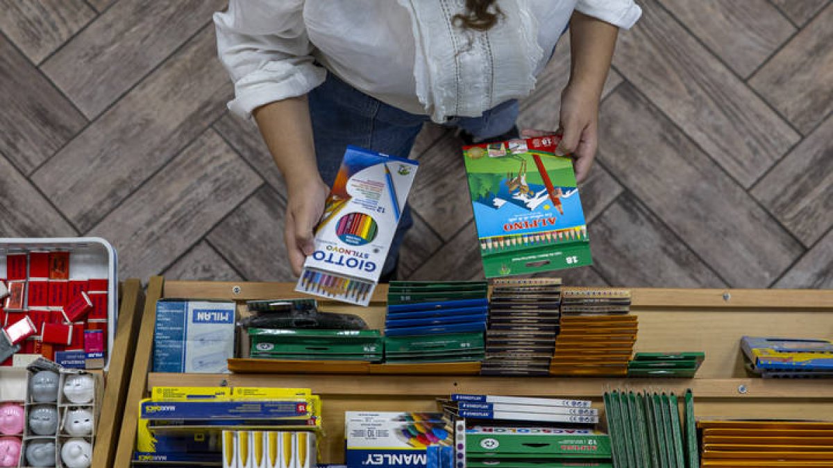 Material escolar a la venta en una librería con motivo del inicio del curso escolar 2023-2024. DANIEL GONZÁLEZ