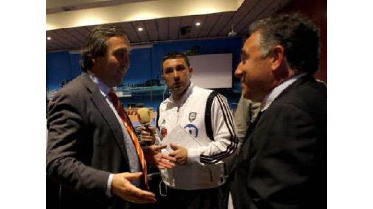Colomán Trabado saluda a José Fernández con David de Radio Marca